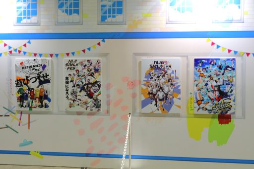 画像ギャラリー No.001のサムネイル画像 / 「にじフェス2026」美術室&資料室レポート。ライバーの私物,新人たちによるエモ写真展示,会場イチ目立つ月ノ美兎巨大バルーンまで目白押し