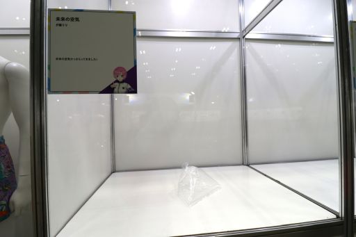 画像ギャラリー No.004のサムネイル画像 / 「にじフェス2026」美術室&資料室レポート。ライバーの私物,新人たちによるエモ写真展示,会場イチ目立つ月ノ美兎巨大バルーンまで目白押し