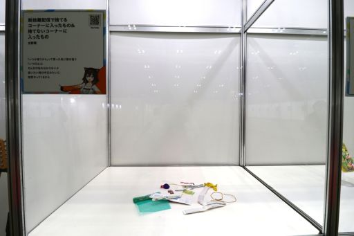 画像ギャラリー No.008のサムネイル画像 / 「にじフェス2026」美術室&資料室レポート。ライバーの私物,新人たちによるエモ写真展示,会場イチ目立つ月ノ美兎巨大バルーンまで目白押し