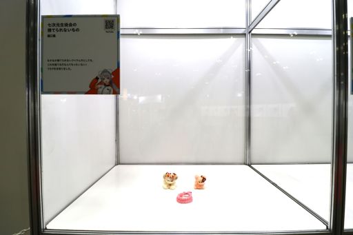 画像ギャラリー No.012のサムネイル画像 / 「にじフェス2026」美術室&資料室レポート。ライバーの私物,新人たちによるエモ写真展示,会場イチ目立つ月ノ美兎巨大バルーンまで目白押し