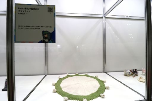 画像ギャラリー No.013のサムネイル画像 / 「にじフェス2026」美術室&資料室レポート。ライバーの私物,新人たちによるエモ写真展示,会場イチ目立つ月ノ美兎巨大バルーンまで目白押し