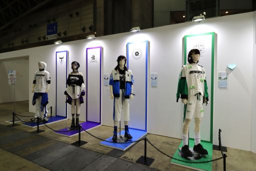 画像ギャラリー No.017のサムネイル画像 / 「にじフェス2026」美術室&資料室レポート。ライバーの私物,新人たちによるエモ写真展示,会場イチ目立つ月ノ美兎巨大バルーンまで目白押し