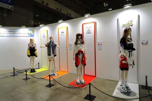 画像ギャラリー No.018のサムネイル画像 / 「にじフェス2026」美術室&資料室レポート。ライバーの私物,新人たちによるエモ写真展示,会場イチ目立つ月ノ美兎巨大バルーンまで目白押し