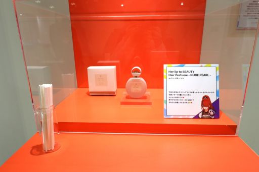 画像ギャラリー No.019のサムネイル画像 / 「にじフェス2026」美術室&資料室レポート。ライバーの私物,新人たちによるエモ写真展示,会場イチ目立つ月ノ美兎巨大バルーンまで目白押し