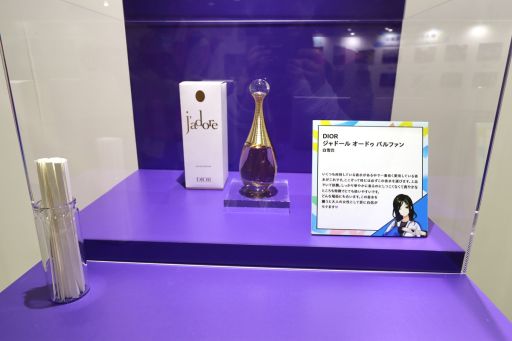 画像ギャラリー No.021のサムネイル画像 / 「にじフェス2026」美術室&資料室レポート。ライバーの私物,新人たちによるエモ写真展示,会場イチ目立つ月ノ美兎巨大バルーンまで目白押し
