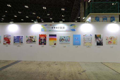 画像ギャラリー No.022のサムネイル画像 / 「にじフェス2026」美術室&資料室レポート。ライバーの私物,新人たちによるエモ写真展示,会場イチ目立つ月ノ美兎巨大バルーンまで目白押し