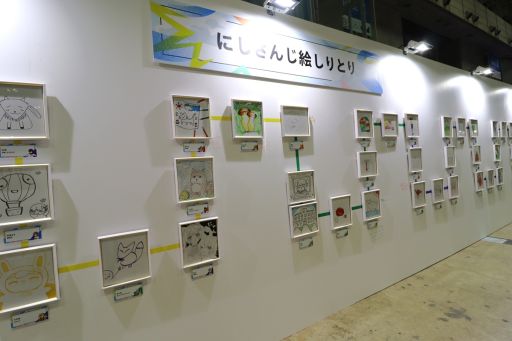 画像ギャラリー No.027のサムネイル画像 / 「にじフェス2026」美術室&資料室レポート。ライバーの私物,新人たちによるエモ写真展示,会場イチ目立つ月ノ美兎巨大バルーンまで目白押し