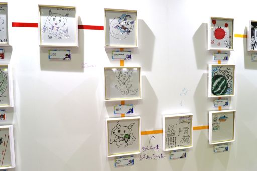 画像ギャラリー No.029のサムネイル画像 / 「にじフェス2026」美術室&資料室レポート。ライバーの私物,新人たちによるエモ写真展示,会場イチ目立つ月ノ美兎巨大バルーンまで目白押し