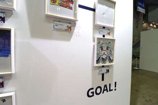 画像ギャラリー No.033のサムネイル画像 / 「にじフェス2026」美術室&資料室レポート。ライバーの私物,新人たちによるエモ写真展示,会場イチ目立つ月ノ美兎巨大バルーンまで目白押し