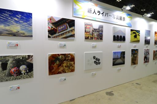 画像ギャラリー No.034のサムネイル画像 / 「にじフェス2026」美術室&資料室レポート。ライバーの私物,新人たちによるエモ写真展示,会場イチ目立つ月ノ美兎巨大バルーンまで目白押し