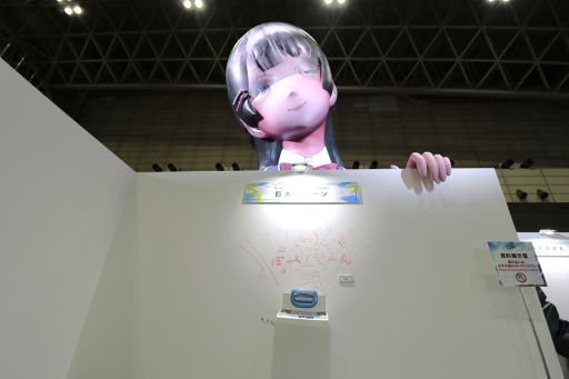 画像ギャラリー No.038のサムネイル画像 / 「にじフェス2026」美術室&資料室レポート。ライバーの私物,新人たちによるエモ写真展示,会場イチ目立つ月ノ美兎巨大バルーンまで目白押し
