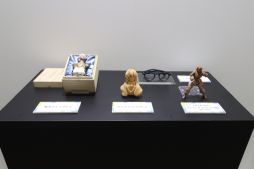 画像ギャラリー No.041のサムネイル画像 / 「にじフェス2026」美術室&資料室レポート。ライバーの私物,新人たちによるエモ写真展示,会場イチ目立つ月ノ美兎巨大バルーンまで目白押し