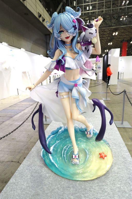 画像ギャラリー No.043のサムネイル画像 / 「にじフェス2026」美術室&資料室レポート。ライバーの私物,新人たちによるエモ写真展示,会場イチ目立つ月ノ美兎巨大バルーンまで目白押し