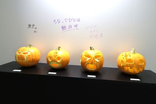 画像ギャラリー No.044のサムネイル画像 / 「にじフェス2026」美術室&資料室レポート。ライバーの私物,新人たちによるエモ写真展示,会場イチ目立つ月ノ美兎巨大バルーンまで目白押し