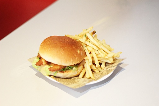 ���������꡼ No.026�Υ���ͥ������ / �֥ƥ��륺�������С��פȥ��饪�����ɥ��������ո�Ź�Υ������åץ����ڡ����������ϡ��������������饹�ȤǺ̤�줿�ե����ǥ���ܥ�˥塼��ڤ��⤦