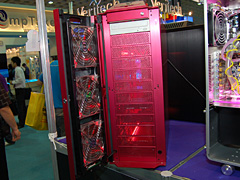 画像集#002のサムネイル/CrossFireXロゴ入り。ATI&Spider仕様の赤いPCケースをLian Liが国内発売