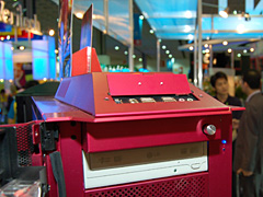 画像集#003のサムネイル/CrossFireXロゴ入り。ATI&Spider仕様の赤いPCケースをLian Liが国内発売