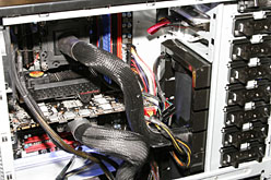 画像ギャラリー No.008のサムネイル画像 / Thermaltakeは“4-way SLI”サポートの「GF100」対応PCケースを準備中