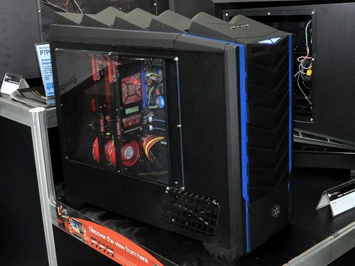 ꡼ No.001 | COMPUTEXSilverStoneޡPCRavenפ3Ƥˡե饰åסƤӤġPC