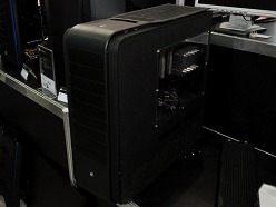 ꡼ No.002 | COMPUTEXSilverStoneޡPCRavenפ3Ƥˡե饰åסƤӤġPC