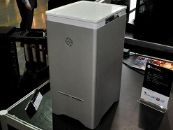 ꡼ No.003 | COMPUTEXSilverStoneޡPCRavenפ3Ƥˡե饰åסƤӤġPC