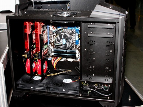 ꡼ No.008 | COMPUTEXSilverStoneޡPCRavenפ3Ƥˡե饰åסƤӤġPC