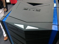 ꡼ No.011 | COMPUTEXSilverStoneޡPCRavenפ3Ƥˡե饰åסƤӤġPC