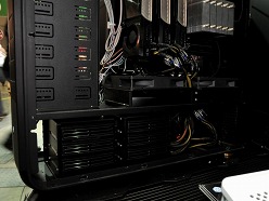 ꡼ No.016 | COMPUTEXSilverStoneޡPCRavenפ3Ƥˡե饰åסƤӤġPC