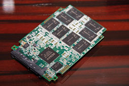 ���������꡼ No.011�Υ���ͥ������ / ������SSD���礭���ɤ��ڤ�OCZ��PCIe�ץ�åȥե������Kilimanjaro�׺��Ѥ�Thunderbolt�б�SSD��6Gbps����ȥ�����κǿ��������