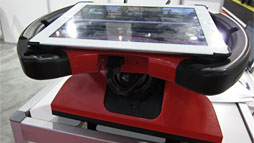 画像ギャラリー No.010のサムネイル画像 / AndoridやiOS搭載端末と,その周辺機器が見せるゲームデバイスの可能性。2012 International CESで展示された新製品をまとめてチェック