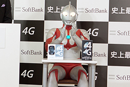 画像ギャラリー No.005のサムネイル画像 / 下り最大110Mbpsの「SoftBank 4G」が本日よりスタート。ウルトラマンが駆けつけた記念イベントのレポートも掲載