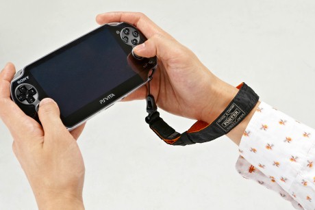 SCEと吉田カバン「PORTER TANKER」のコラボによるPSP&PS Vita向け