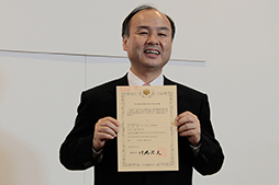 画像ギャラリー No.003のサムネイル画像 / ソフトバンクモバイル,“プラチナバンド”900MHz帯を獲得。2012年7月25日にサービスを開始