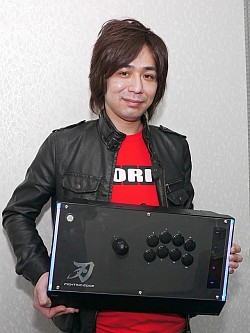 画像ギャラリー No.004のサムネイル画像 / HORIの新作アーケードスティック「ファイティングエッジ」インタビュー。監修のプロゲーマーsako氏に聞くその狙いと,sako嫁ことakikiさんが明かすプロゲーマーの生態とは