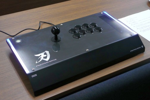 画像ギャラリー No.006のサムネイル画像 / HORIの新作アーケードスティック「ファイティングエッジ」インタビュー。監修のプロゲーマーsako氏に聞くその狙いと,sako嫁ことakikiさんが明かすプロゲーマーの生態とは