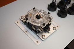 画像ギャラリー No.013のサムネイル画像 / HORIの新作アーケードスティック「ファイティングエッジ」レビュー。sako氏お墨付きのプレイフィールと,内部構造を徹底解剖