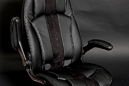 画像ギャラリー No.009のサムネイル画像 / 泣く子も黙る“4点ハーネス付き”モデルも。クルマ系ゲーマー向けのチェア3製品がBauhutteから登場