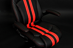 画像ギャラリー No.011のサムネイル画像 / 泣く子も黙る“4点ハーネス付き”モデルも。クルマ系ゲーマー向けのチェア3製品がBauhutteから登場