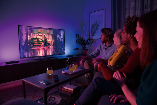 映像と照明がシンクロする「Philips Hue Play ライトバー」で，ゲーム