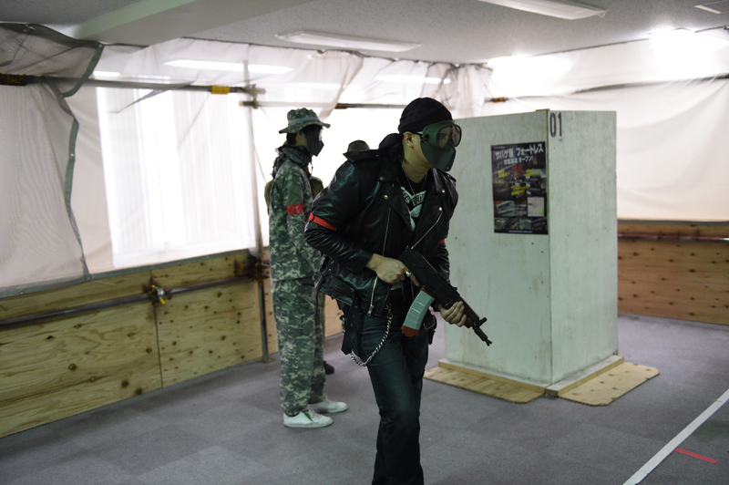 画像集 022 格闘家 前田日明が現実世界と電脳世界で銃撃