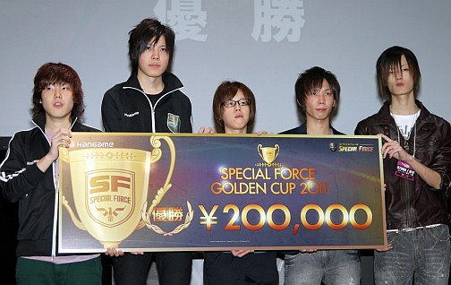 画像ギャラリー No.018のサムネイル画像 / 2人のプロゲーマーが晴れ舞台で魅せた! 「スペシャルフォース ゴールデンカップ2011」レポート