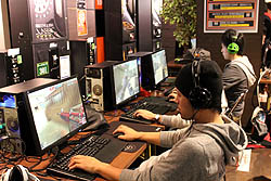 画像ギャラリー No.006のサムネイル画像 / 国内サービス開始5周年を迎える「SPECIAL FORCE」のオフラインイベントが福岡で開催。「Yuti」「SypGea」両選手と来場客との対決も