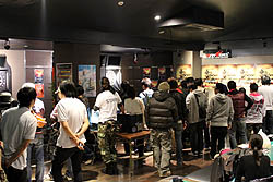 画像ギャラリー No.007のサムネイル画像 / 国内サービス開始5周年を迎える「SPECIAL FORCE」のオフラインイベントが福岡で開催。「Yuti」「SypGea」両選手と来場客との対決も