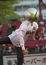 画像ギャラリー No.007のサムネイル画像 / 「Xbox 特命課」がマウンドに立つ。楽天対巨人戦にて「Xboxナイター」を実施