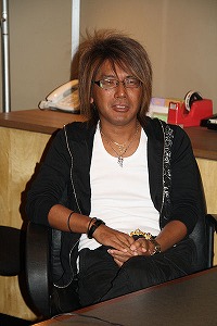 画像集#005のサムネイル/親子二世代にわたるミニ四駆の象徴に! 「ワクワク無限大∞ミニ四駆ワールド」のテーマソングを歌う影山ヒロノブさん&作曲の菊田裕樹さんインタビュー