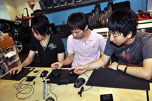 画像ギャラリー No.040のサムネイル画像 / KeNNy,uNleashed & fumio×MSY。「ゲーマー視点でRazer Mambaを評価する」座談会レポートを掲載