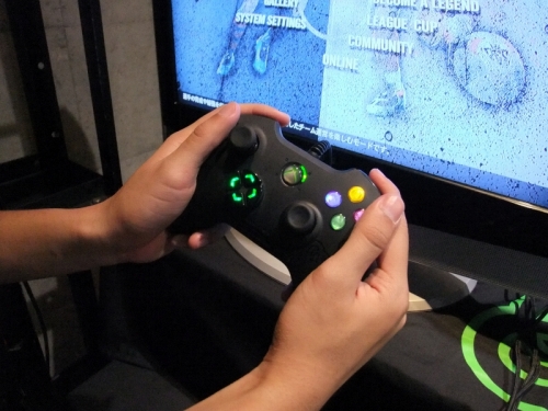 ���������꡼ No.003�Υ���ͥ������ / ��TGS 2010��Razer�֡�����ݡ��ȡ������ʤ�Xbox 360�ѥ���ȥ������Onza�פ�PC�ѥ����ܡ��ɡ�BlackWidow�פˤ⿨�äƤߤ�