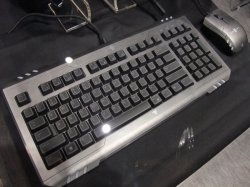 ���������꡼ No.013�Υ���ͥ������ / ��TGS 2010��Razer�֡�����ݡ��ȡ������ʤ�Xbox 360�ѥ���ȥ������Onza�פ�PC�ѥ����ܡ��ɡ�BlackWidow�פˤ⿨�äƤߤ�