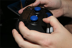 Ces 17 Razer初のps4用ゲームパッド Raiju 2万円超級のps公式ライセンス取得済み入力デバイスに触ってきた