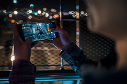 画像集 No.021のサムネイル画像 / Razerが同社初のAndroidスマートフォン「Razer Phone」を発表。リフレッシュレート120Hz対応のIGZO液晶パネルを採用